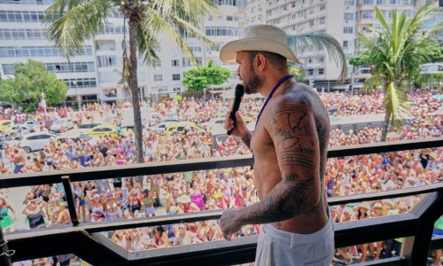 Diogo Nogueira comanda bloco em Copacabana na terça-feira de Carnaval